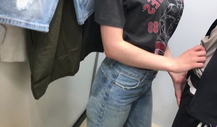 Русская студентка дала другу прямо в примерочной