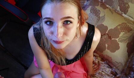 Девушка развлекает парня, пока он зарабатывает деньги!