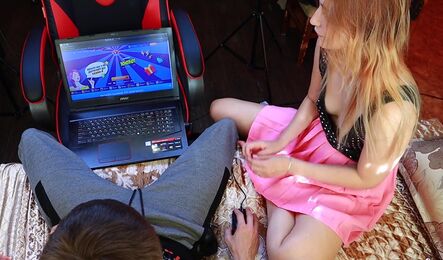 Девушка развлекает парня, пока он зарабатывает деньги!