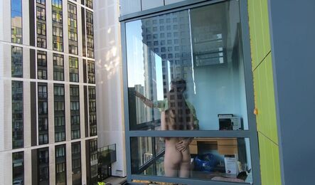 Молодая пара занимается сексом у окна, а сосед подглядывает