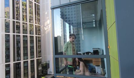 Молодая пара занимается сексом у окна, а сосед подглядывает