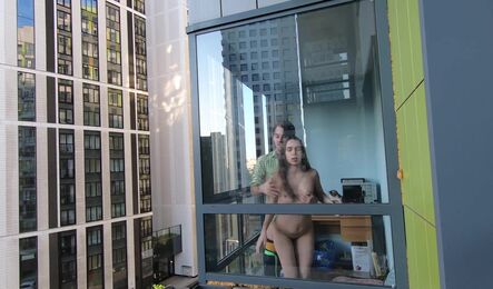 Молодая пара занимается сексом у окна, а сосед подглядывает