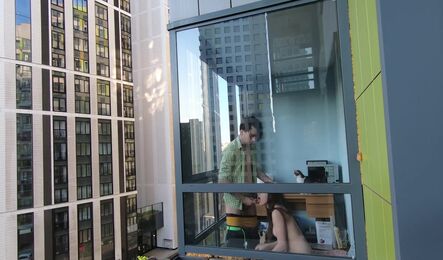 Молодая пара занимается сексом у окна, а сосед подглядывает