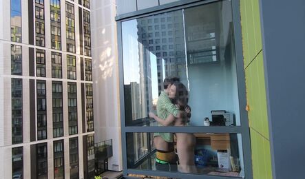 Молодая пара занимается сексом у окна, а сосед подглядывает