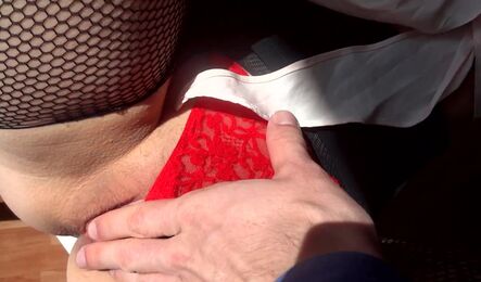 Молодая серетарша делает боссу приятно, и помогает ему сбросить напряжение от работы