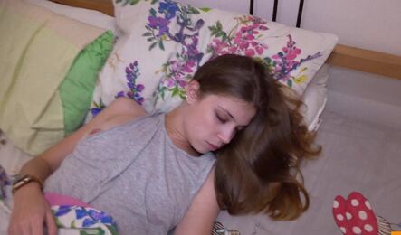 Разбудил красотку и красиво трахнул в бритую киску