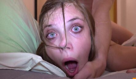 Разбудил красотку и красиво трахнул в бритую киску