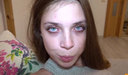 Разбудил красотку и красиво трахнул в бритую киску