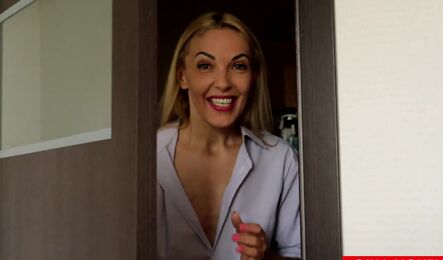 Вот как зрелая русская блондинка и ее муж праздную Дни рождения!