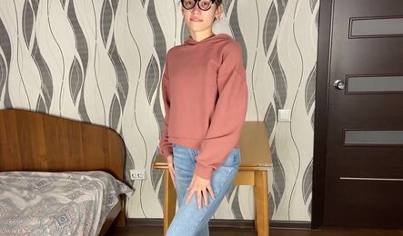 Худая девушка и ее друг занимаются домашним сексом!