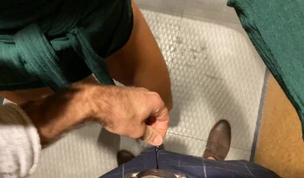 Женщина делает мужику минет прямо в примерочной