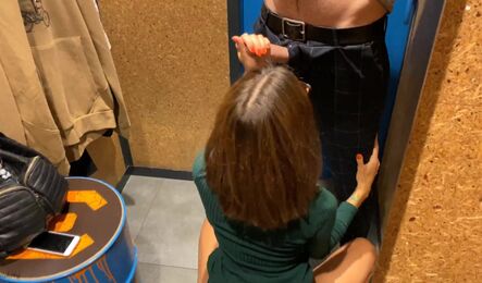Женщина делает мужику минет прямо в примерочной