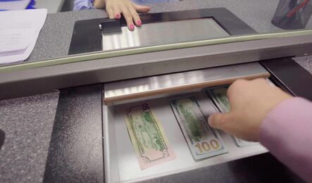 Сексуальная касирша Кристина не отказала состоятельному клиенту