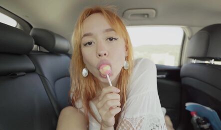 Рыжая русская милашка делает мужику приятно прямо в такси