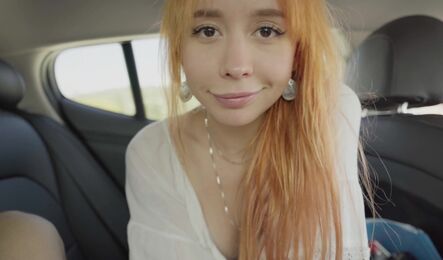 Рыжая русская милашка делает мужику приятно прямо в такси