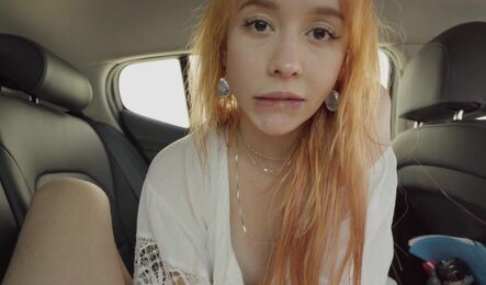 Рыжая русская милашка делает мужику приятно прямо в такси