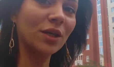 Русская мамка бреет киску в публичном месте