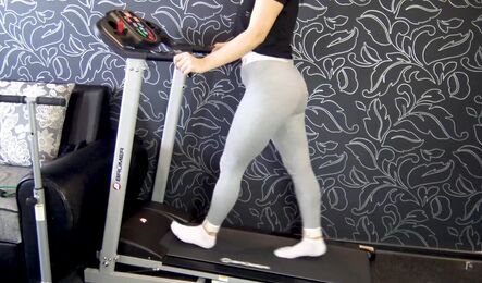 Русская женщина занимается домашним спортом и растягивает киску на камеру