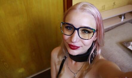 Моя подруга такая нимфоманка, постоянно хочет от меня секса