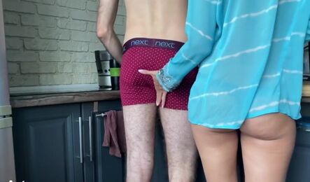 Жена хочет секса и пристает к мужу прямо на кухне