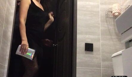 Когда мужа нет дома, женушка приглашает соседа на секс