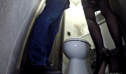 Когда мужа нет дома, женушка приглашает соседа на секс