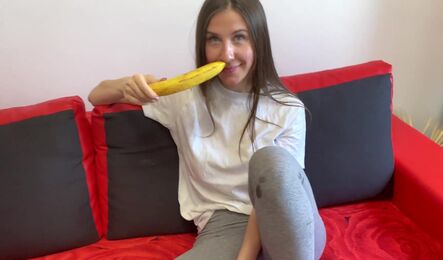 Русская подруга делает минет другому за спиной у парня