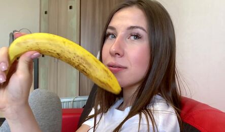 Русская подруга делает минет другому за спиной у парня