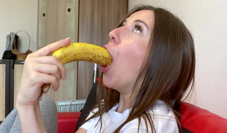 Русская подруга делает минет другому за спиной у парня