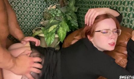 Русская секретарша делает боссу приятно и очень возбуждает его своим внешним видом