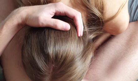 Женушка любит спать без одежды и тем самым еще больше возбуждает мужа