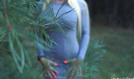 Прогулка с крсивой девушкой по лесу и секс на закате