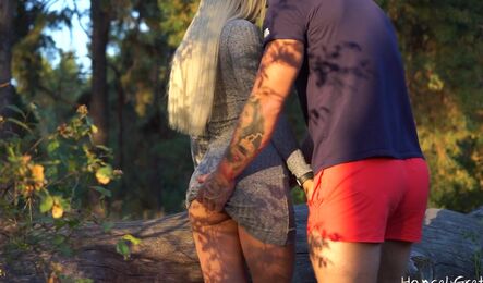 Прогулка с крсивой девушкой по лесу и секс на закате