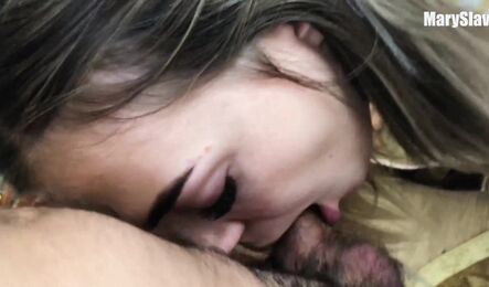 Русская милашка шликается со своим другом!