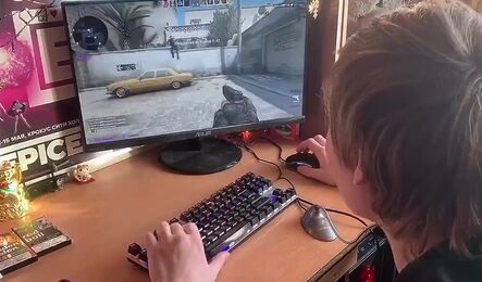 Как простой русский геймер занялся сексом с симпатичной девушкой из службы доставки!