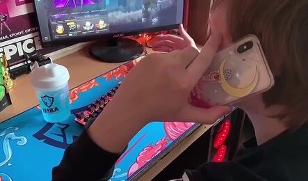 Как простой русский геймер занялся сексом с симпатичной девушкой из службы доставки!