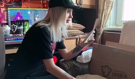 Как простой русский геймер занялся сексом с симпатичной девушкой из службы доставки!