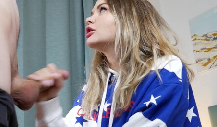 Пышная девушка в одежде сосет член со спермой в рот