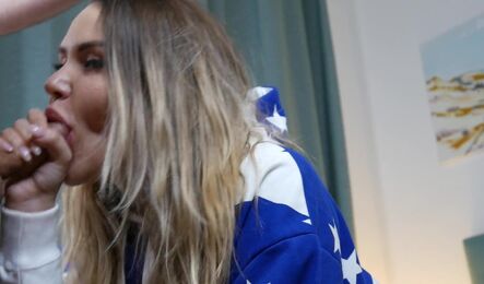 Пышная девушка в одежде сосет член со спермой в рот