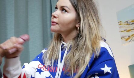 Пышная девушка в одежде сосет член со спермой в рот