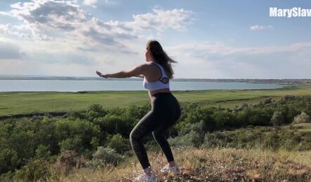 Сделала пару приседаний на природе и занялась сексом с мужчиной