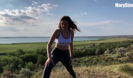 Сделала пару приседаний на природе и занялась сексом с мужчиной