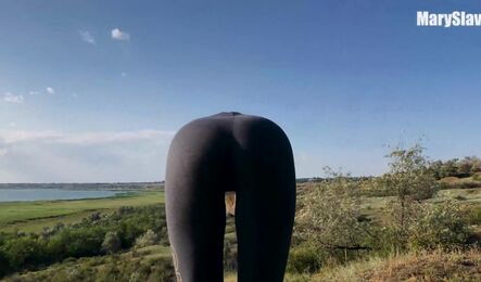 Сделала пару приседаний на природе и занялась сексом с мужчиной