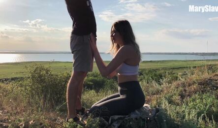 Сделала пару приседаний на природе и занялась сексом с мужчиной