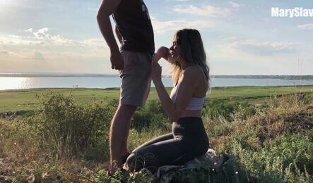 Сделала пару приседаний на природе и занялась сексом с мужчиной