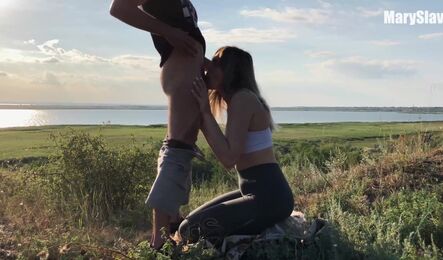 Сделала пару приседаний на природе и занялась сексом с мужчиной