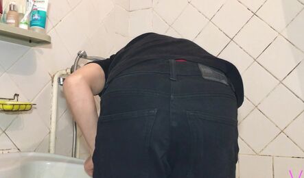 Русская студентка соблазнила сантехника на секс