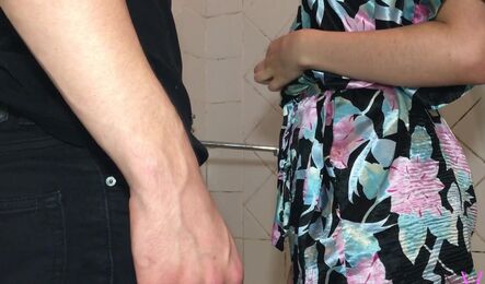 Русская студентка соблазнила сантехника на секс