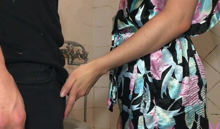 Русская студентка соблазнила сантехника на секс