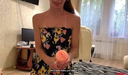 Девушка дрочит парню резиновым мастурбатором и ему это нравится